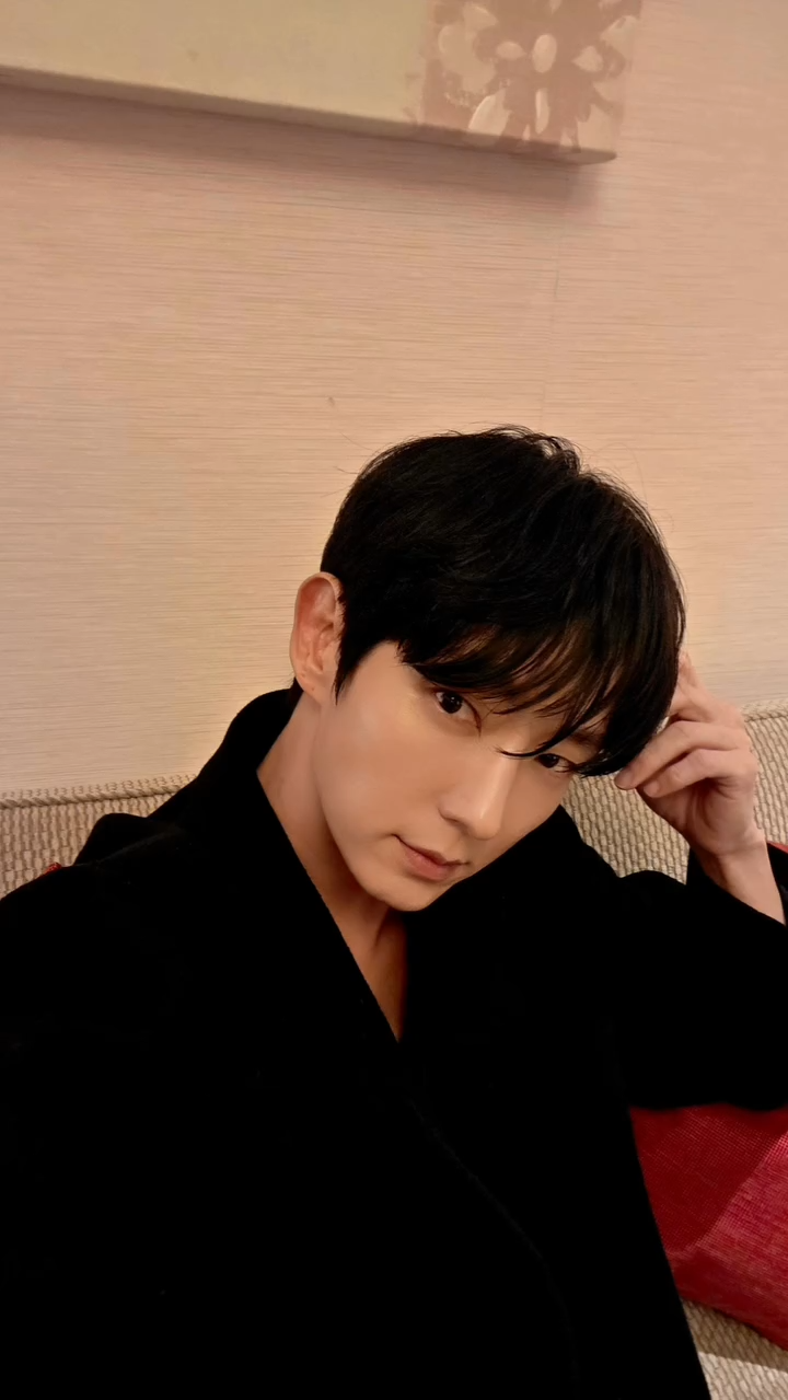 Emotional wallpaper shared by fans for Lee Joongi