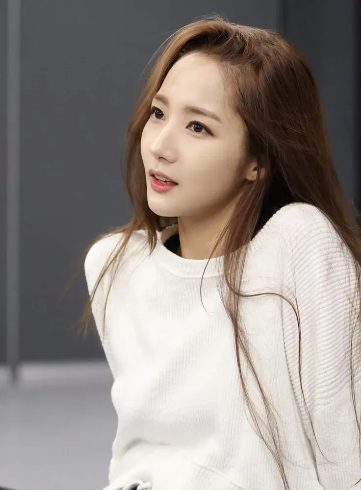 Behind-the-scenes cut of Park Minyoung