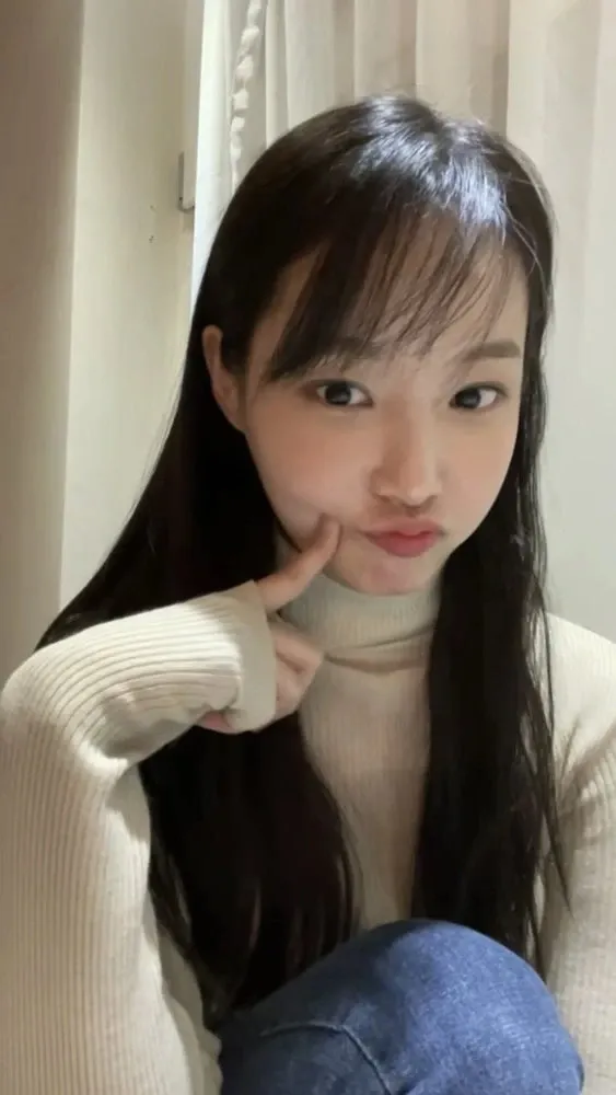 Special wallpaper made by Yeonwoo's fans
