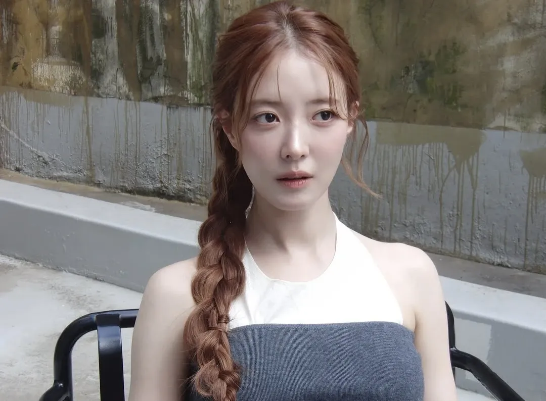 Behind-the-scenes cut of Lee Seyoung