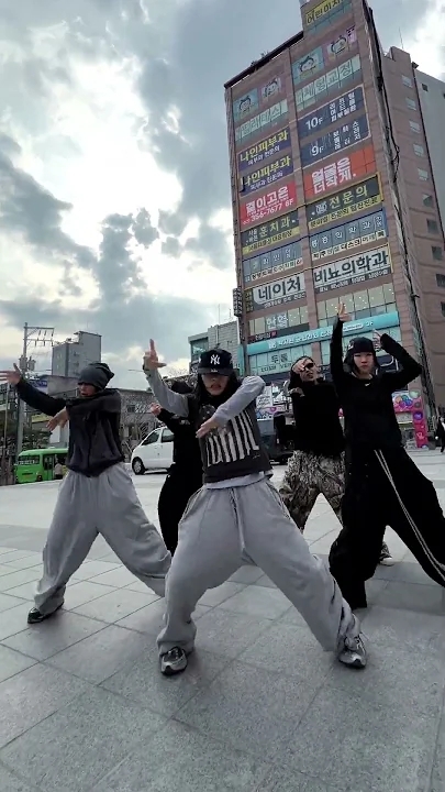 Behind-the-scenes cut of Aiki