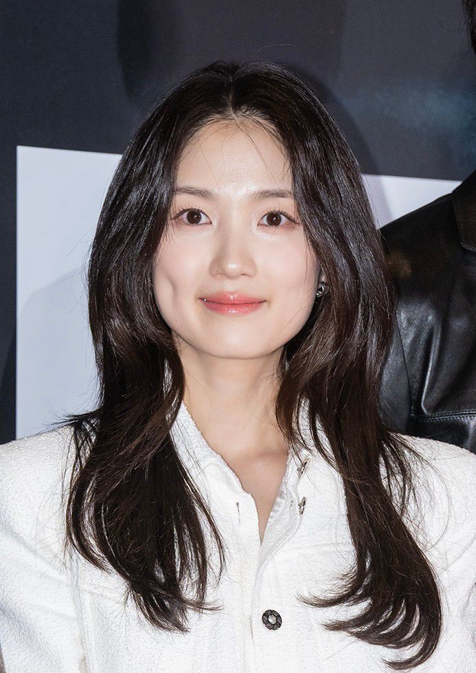 Behind-the-scenes cut of Kim Hyeyoon