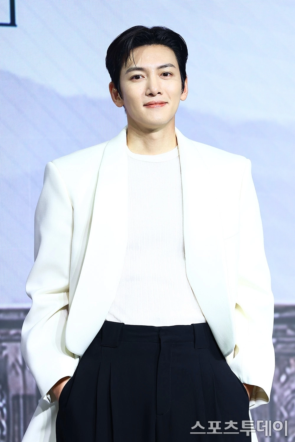Behind-the-scenes cut of Ji Changwook