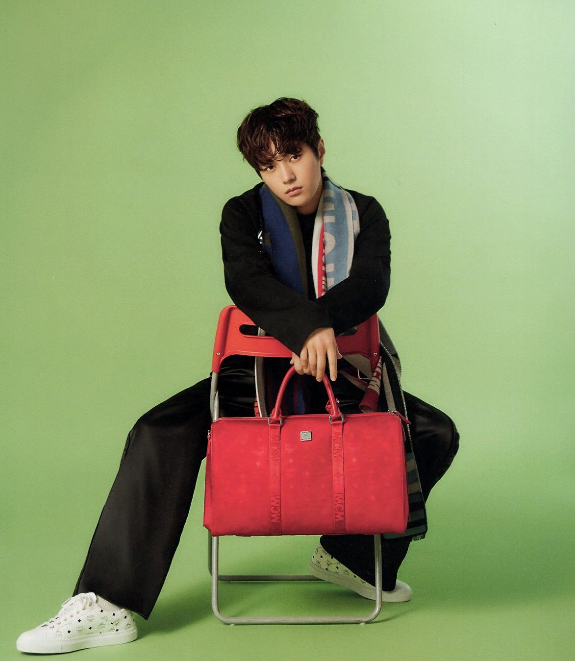 Behind-the-scenes cut of Kim Myungsoo (L)