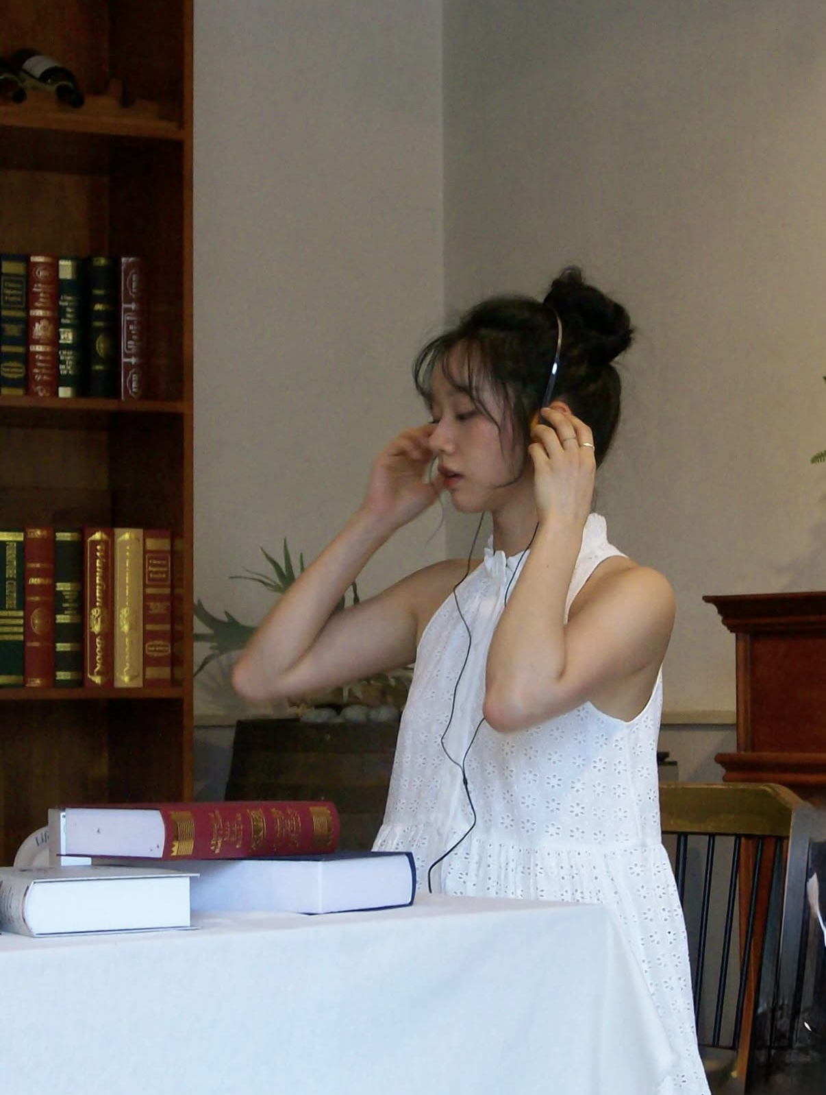 Behind-the-scenes cut of Hyeri