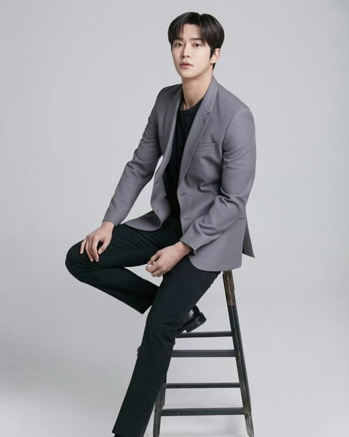 로운의 비하인드 컷