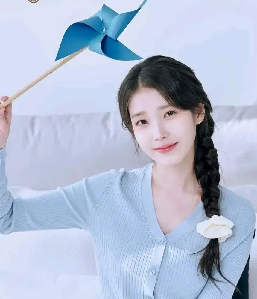 Behind-the-scenes cut of IU