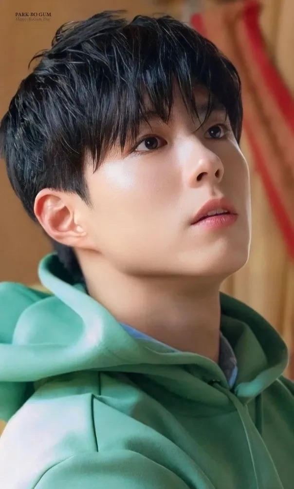 Emotional wallpaper shared by fans for Park Bogum