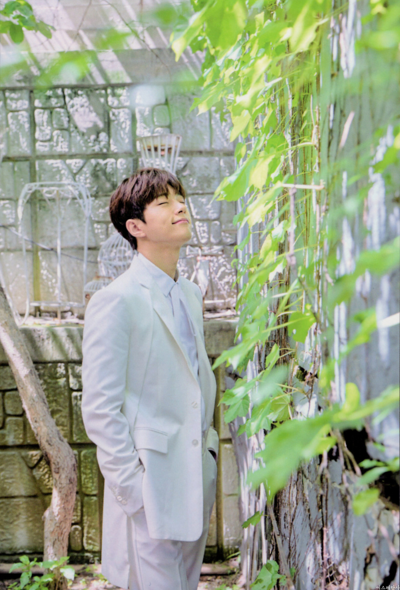 A moment captured by a fan of Kim Myungsoo (L)