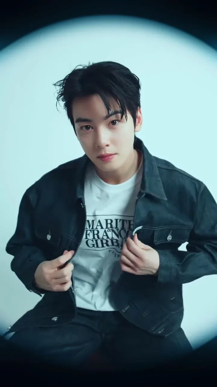 Behind-the-scenes cut of Cha Eunwoo