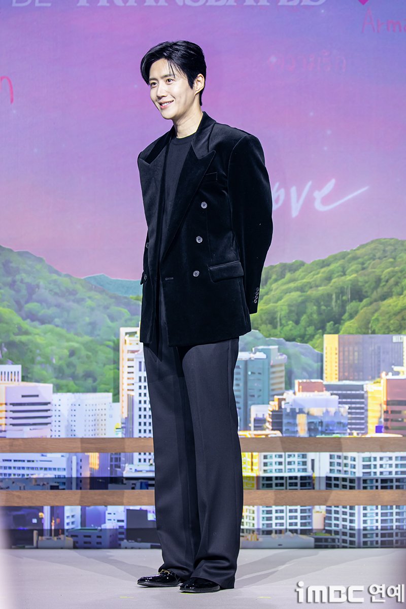 Behind-the-scenes cut of Kim Seonho