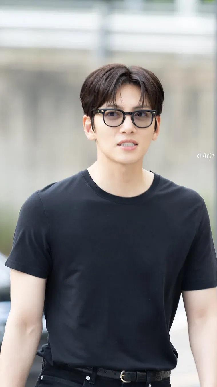 Today's popular wallpaper in Ji Changwook community