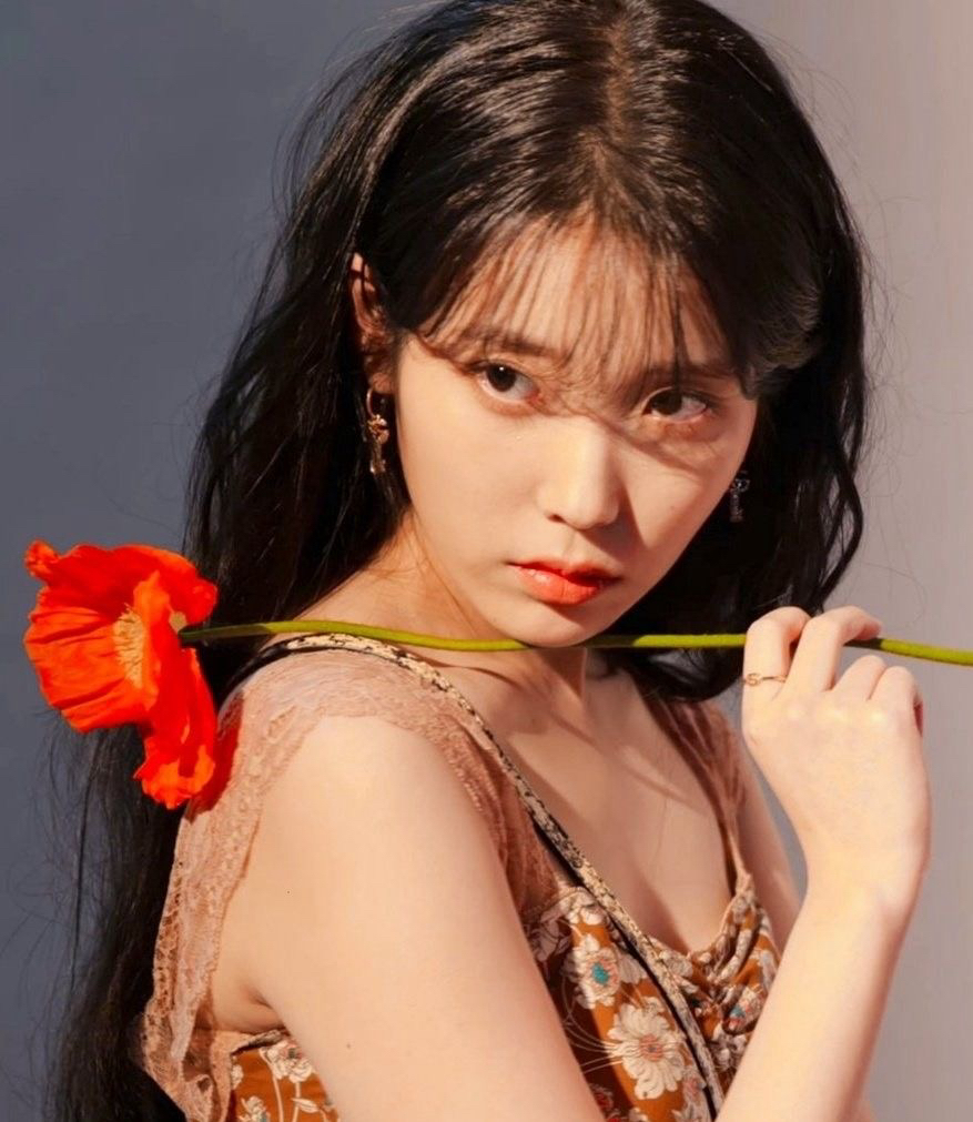 Behind-the-scenes cut of IU