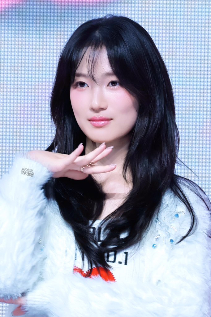 Behind-the-scenes cut of Kim Hyeyoon