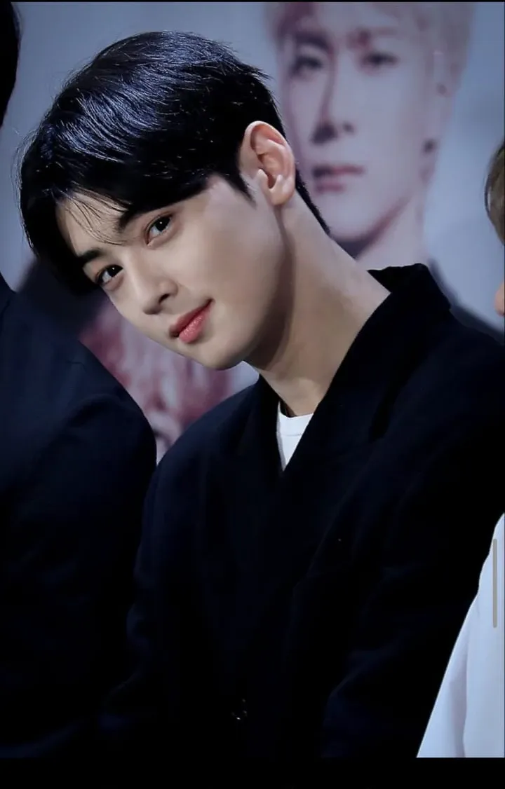 Behind-the-scenes cut of Cha Eunwoo