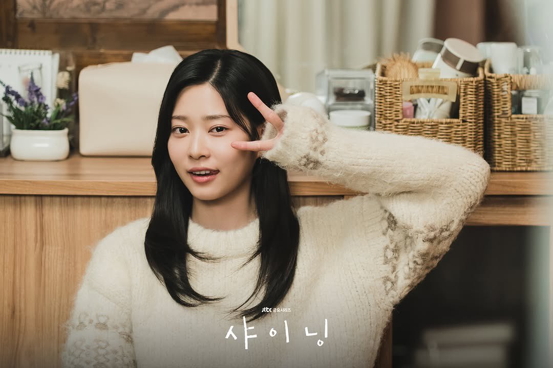 Behind-the-scenes cut of Kim Minju