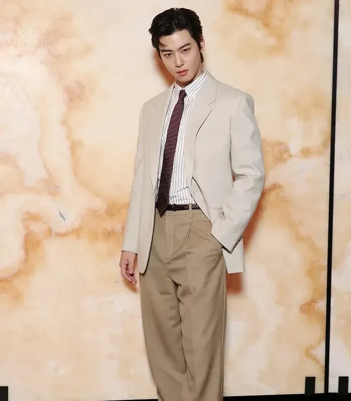 Recent activity shot of Cha Eunwoo