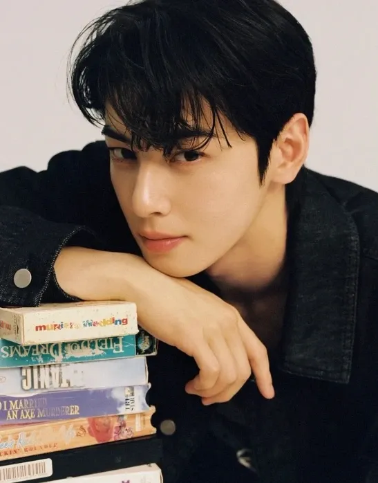 Behind-the-scenes cut of Cha Eunwoo