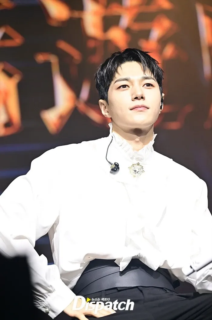 A moment captured by a fan of Kim Myungsoo (L)