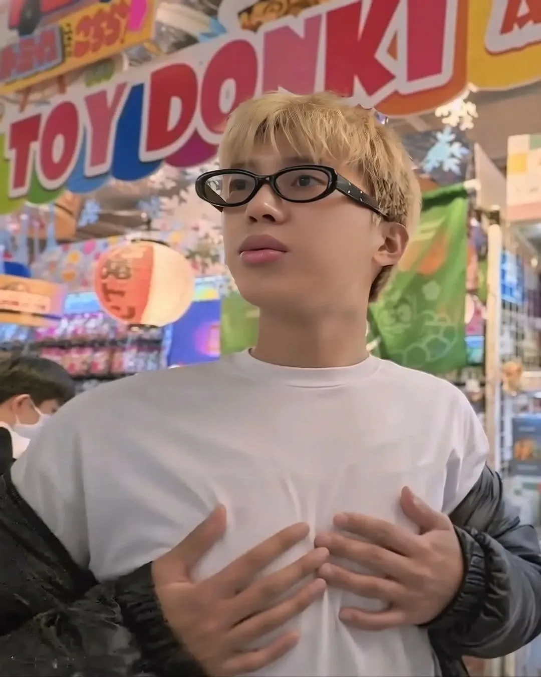 Behind-the-scenes cut of Lim Youngwoong