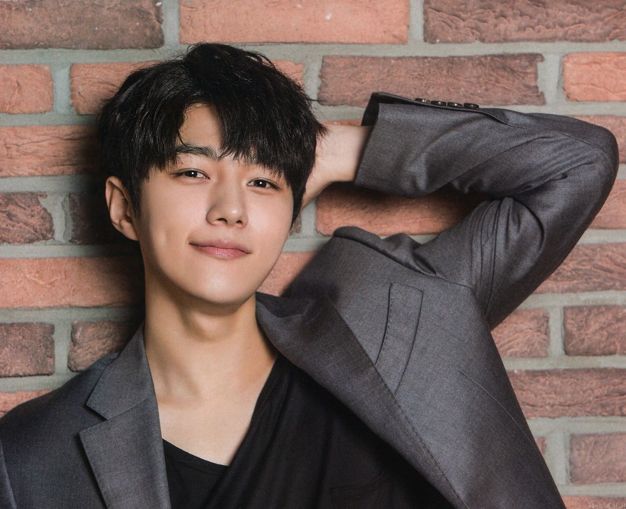 A moment captured by a fan of Kim Myungsoo (L)