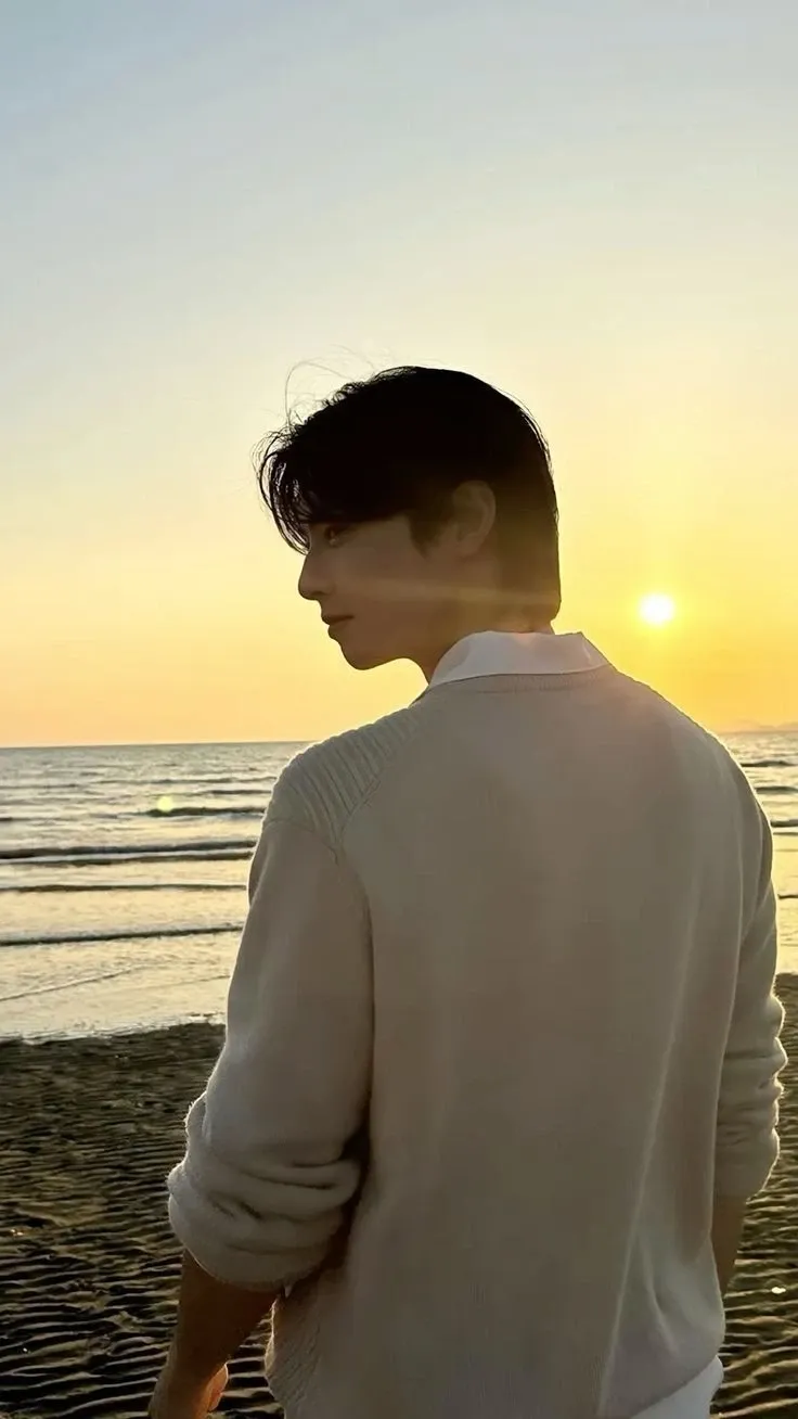 Behind-the-scenes cut of Cha Eunwoo