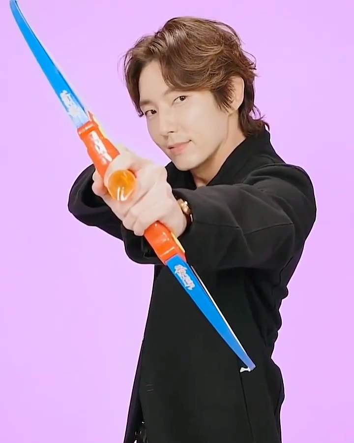 Behind-the-scenes cut of Lee Joongi