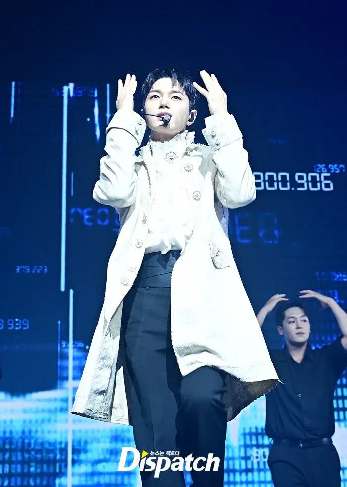 A moment captured by a fan of Kim Myungsoo (L)