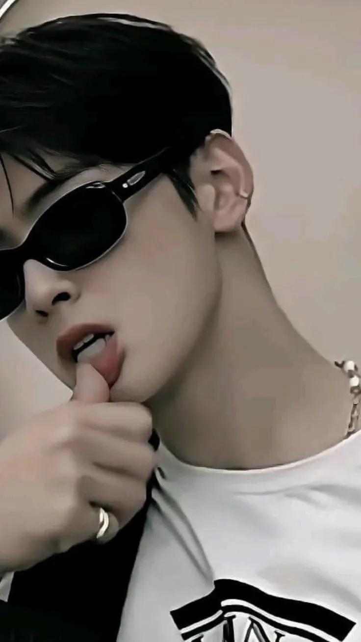 Behind-the-scenes cut of Cha Eunwoo