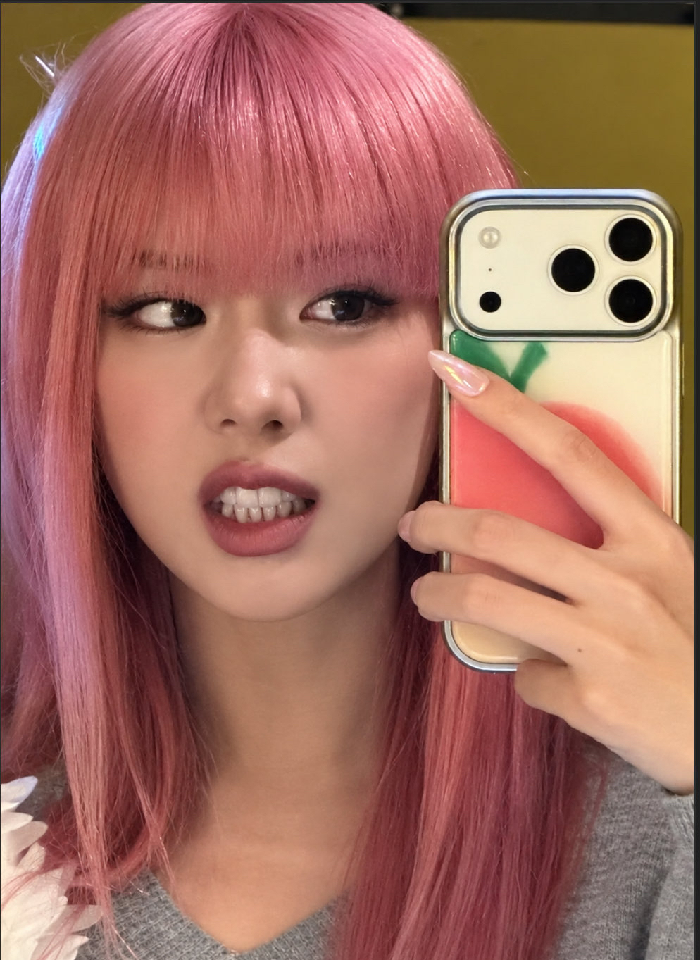 Behind-the-scenes cut of Jisoo (1995)
