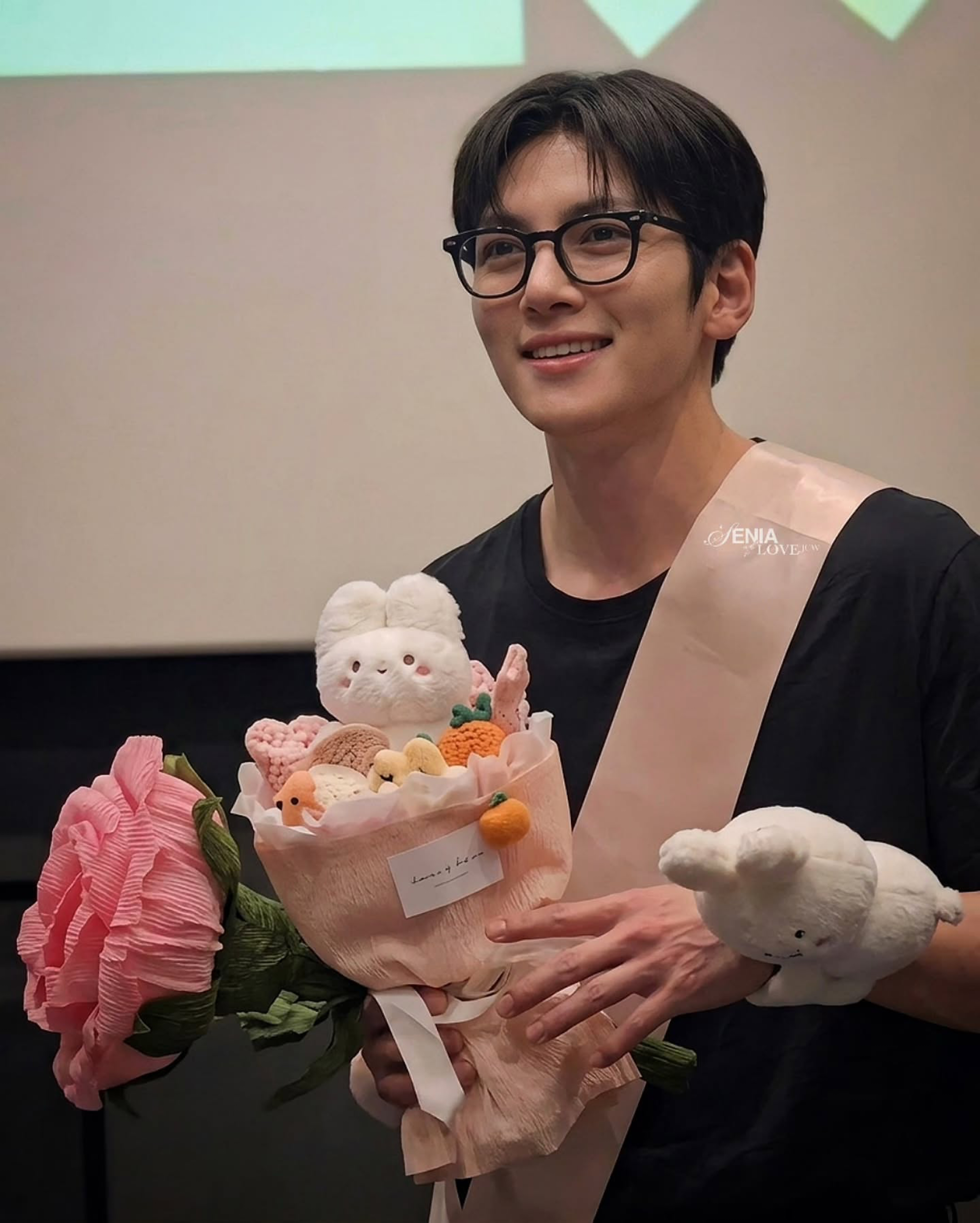 Behind-the-scenes cut of Ji Changwook