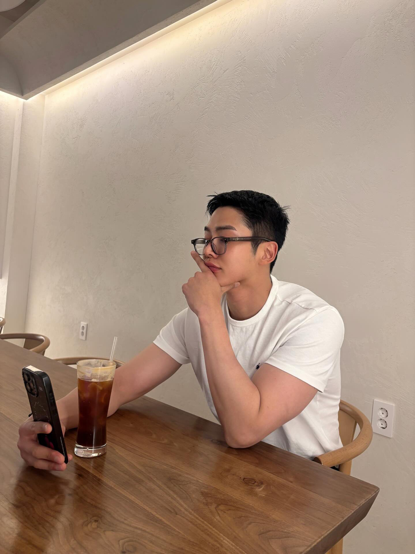 로운의 비하인드 컷