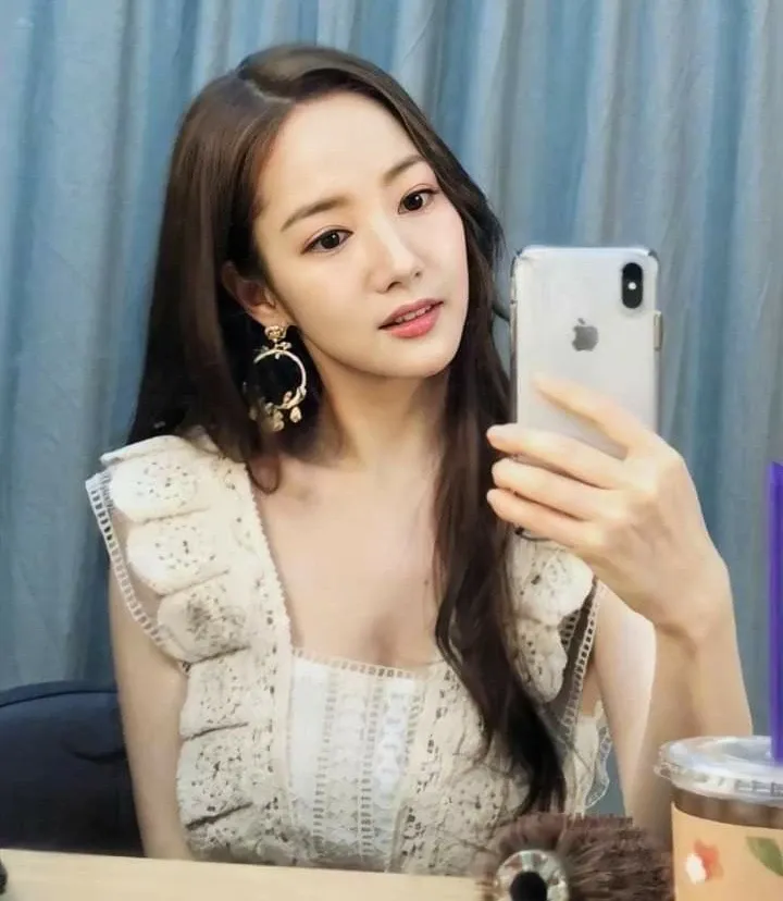 Behind-the-scenes cut of Park Minyoung