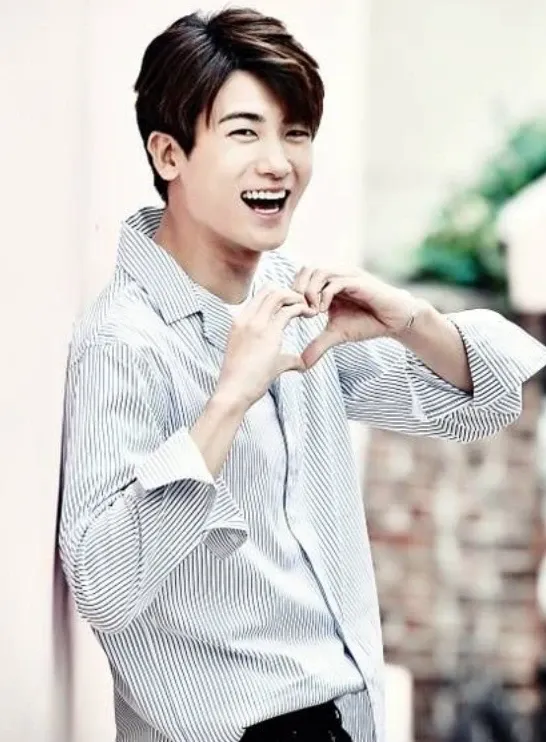 A moment captured by a fan of Park Hyungsik