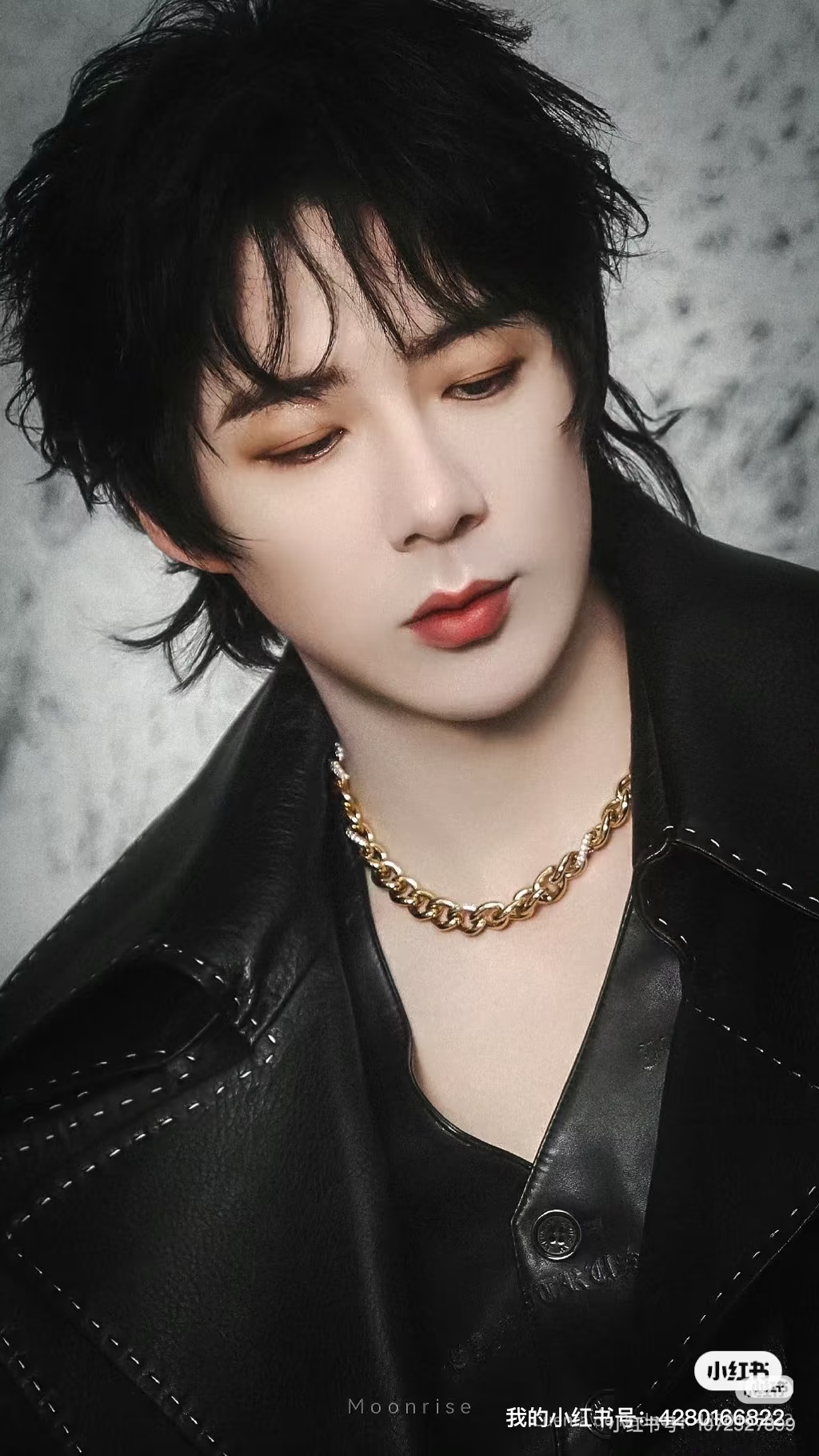 Emotional wallpaper shared by fans for Suho