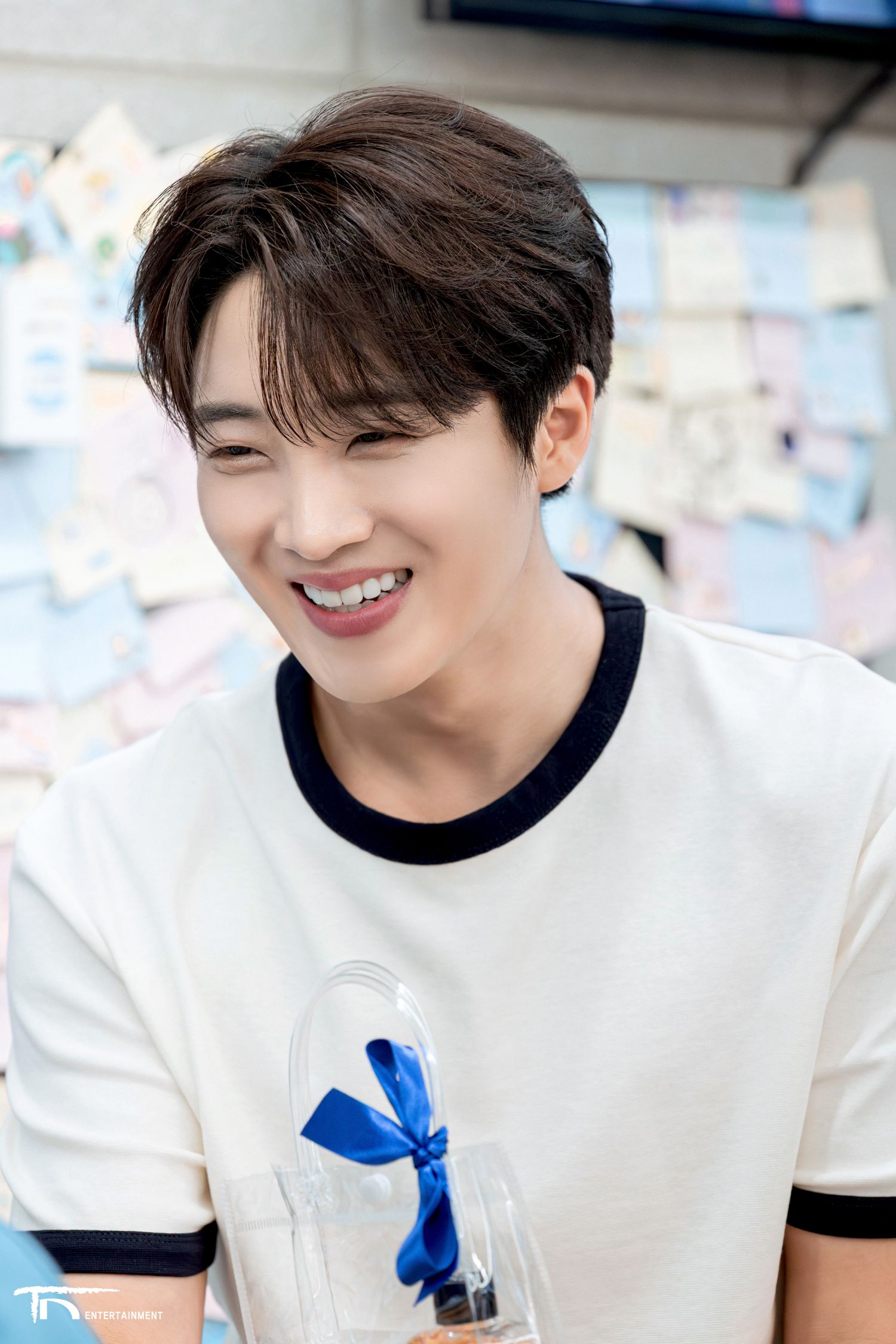 A moment captured by a fan of Hwang Yunsung