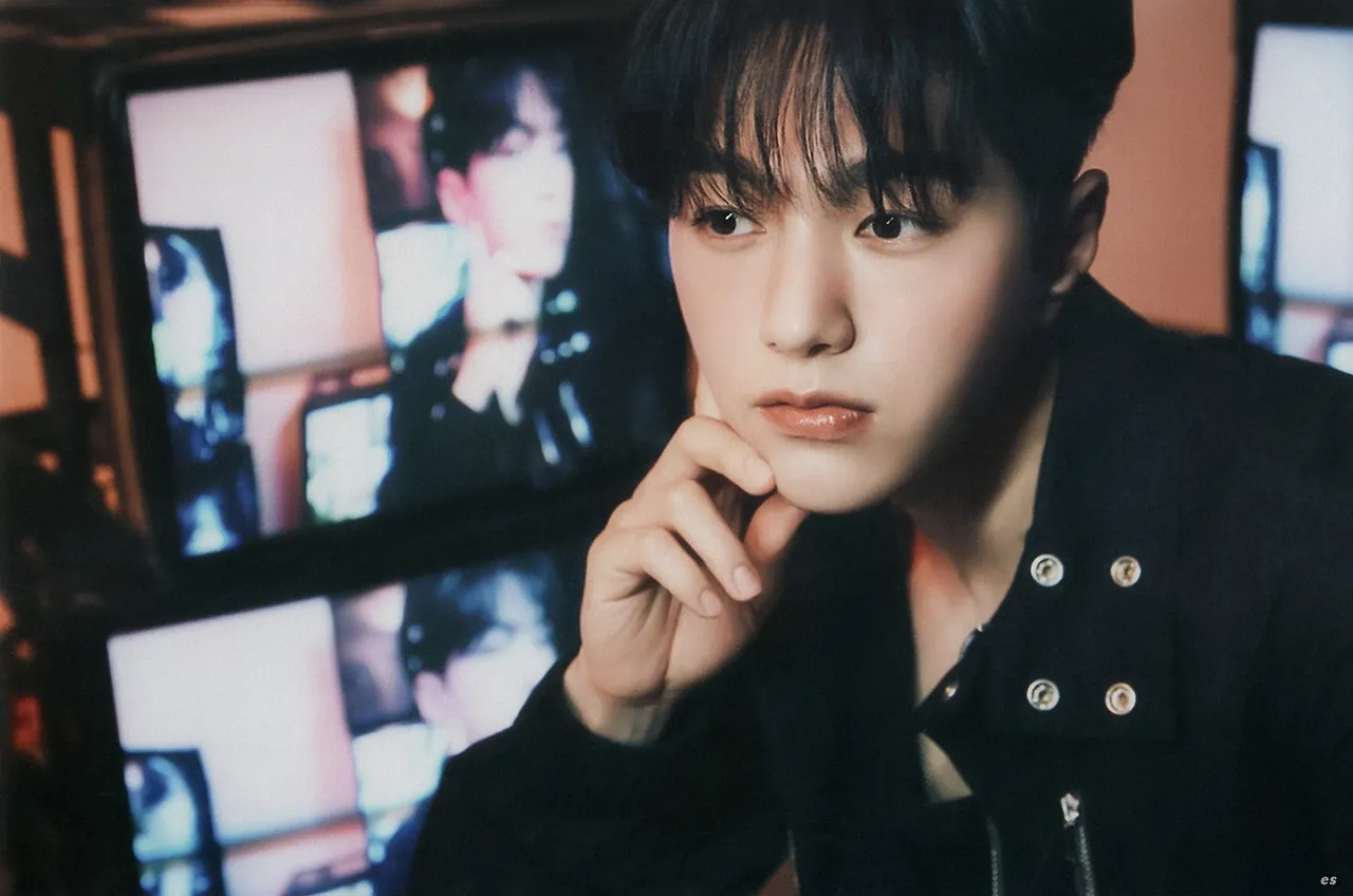 Behind-the-scenes cut of Kim Myungsoo (L)