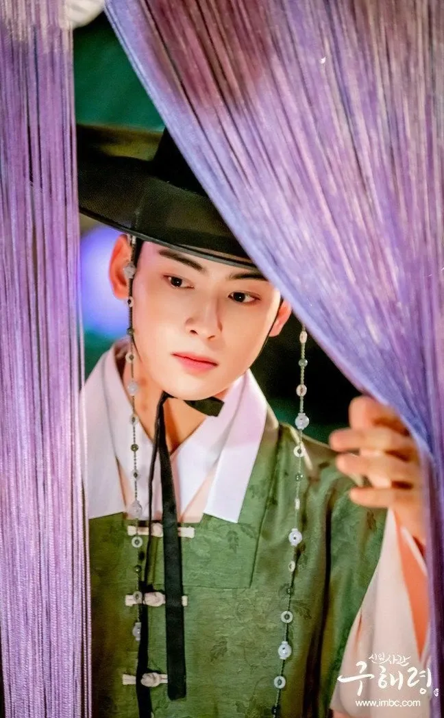 Behind-the-scenes cut of Cha Eunwoo