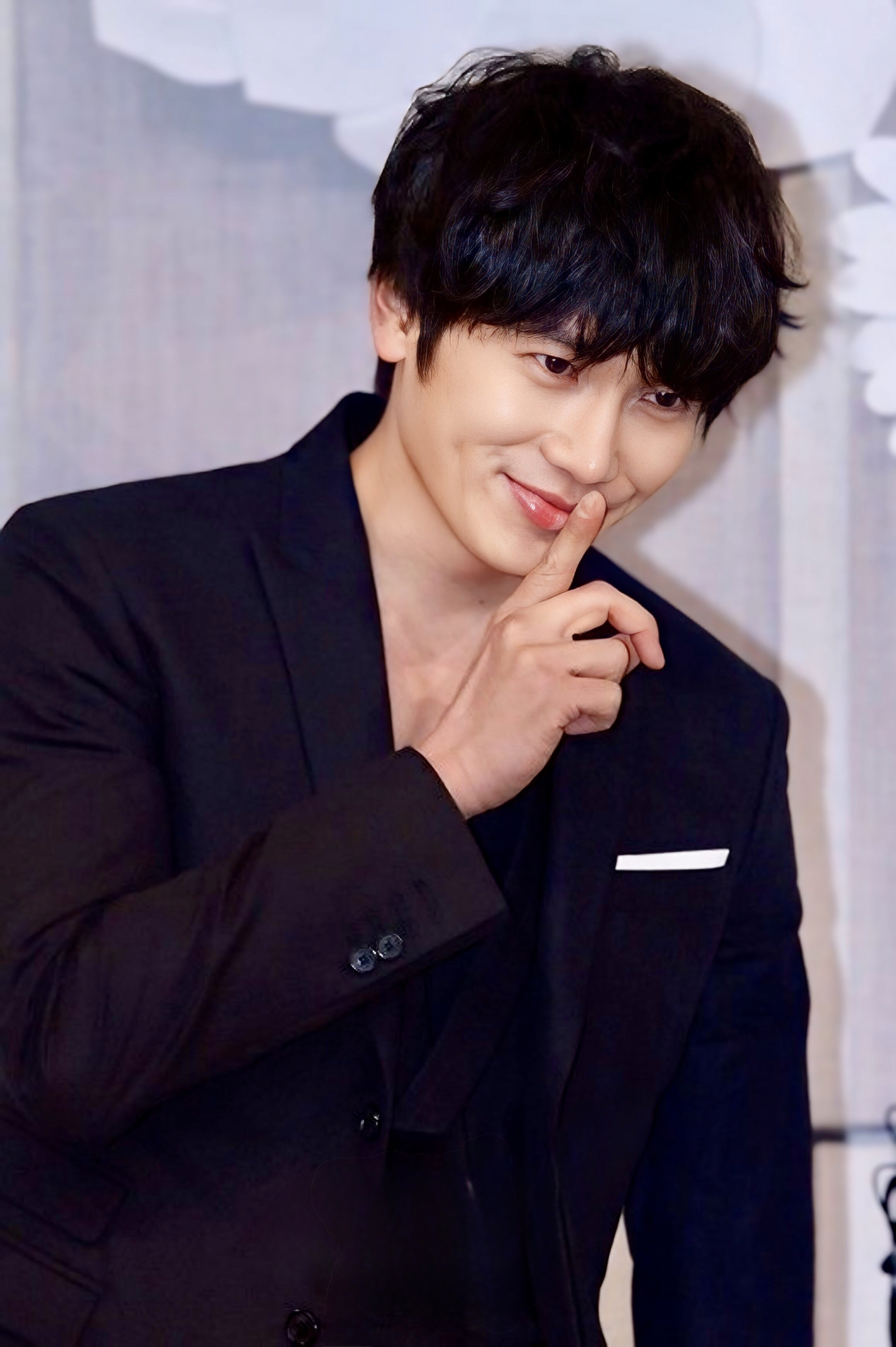 Behind-the-scenes cut of Ji Sung