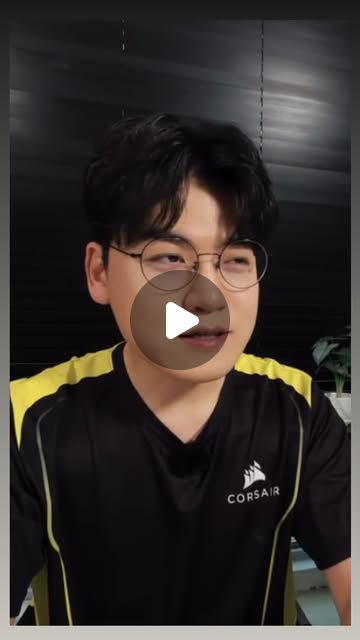 Emotional wallpaper shared by fans for Gumayusi