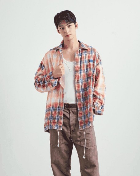 Behind-the-scenes cut of Cha Eunwoo