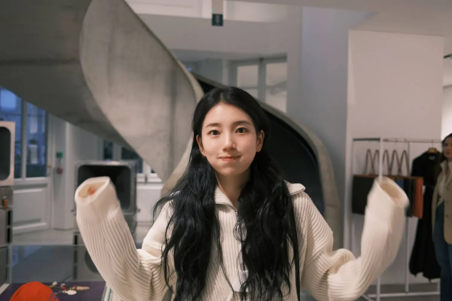Behind-the-scenes cut of Bae Suzy