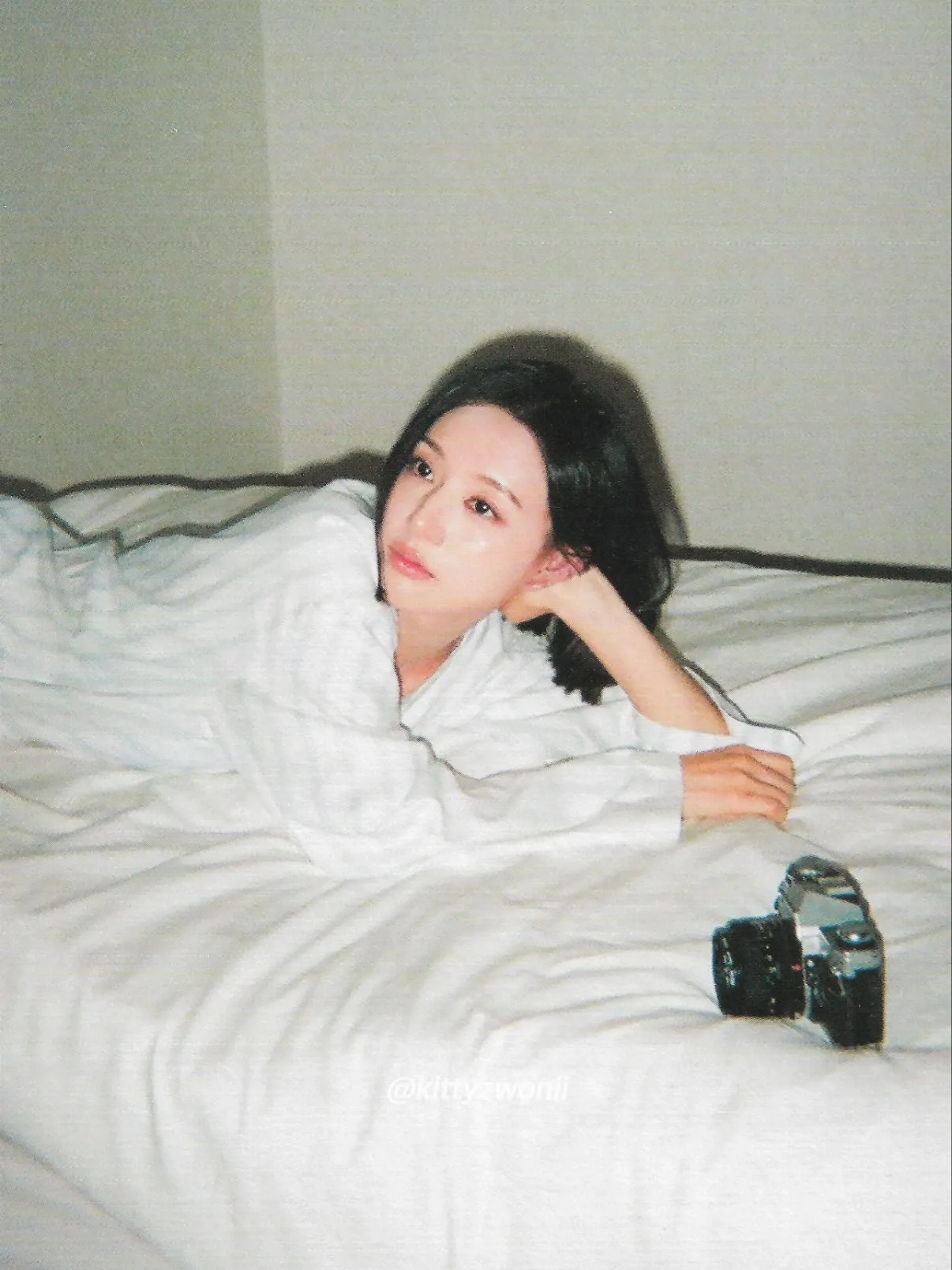 Behind-the-scenes cut of Kim Jiwon