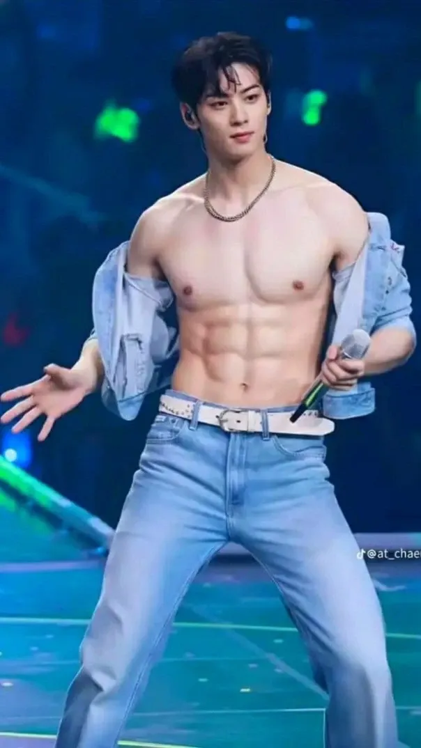 A moment captured by a fan of Cha Eunwoo