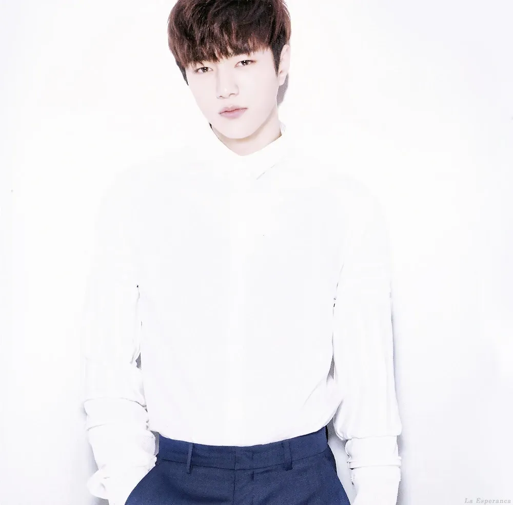 A moment captured by a fan of Kim Myungsoo (L)