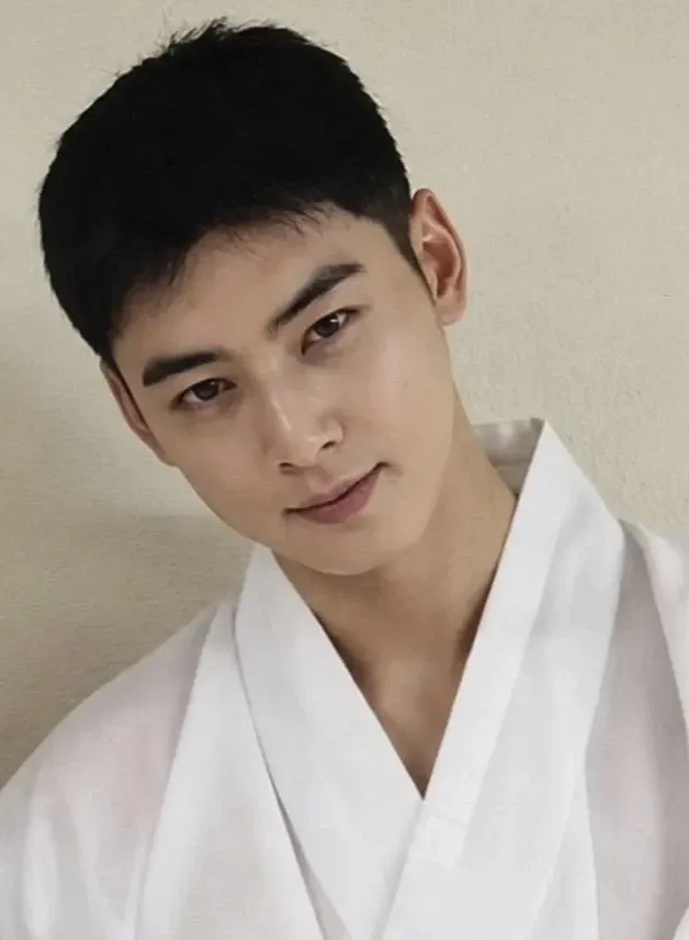 Behind-the-scenes cut of Cha Eunwoo