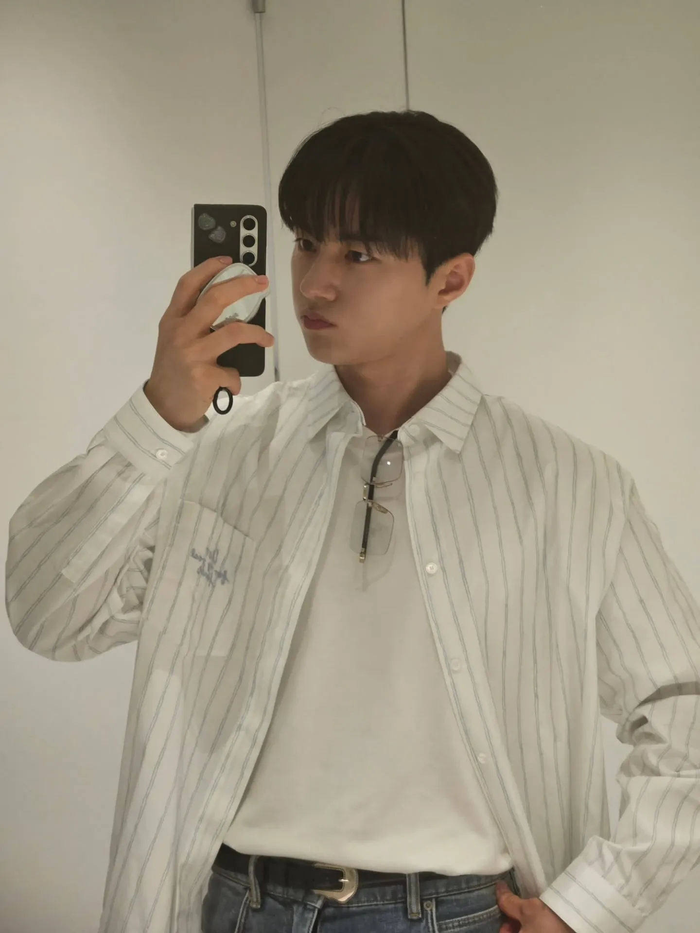 Behind-the-scenes cut of Kim Myungsoo (L)
