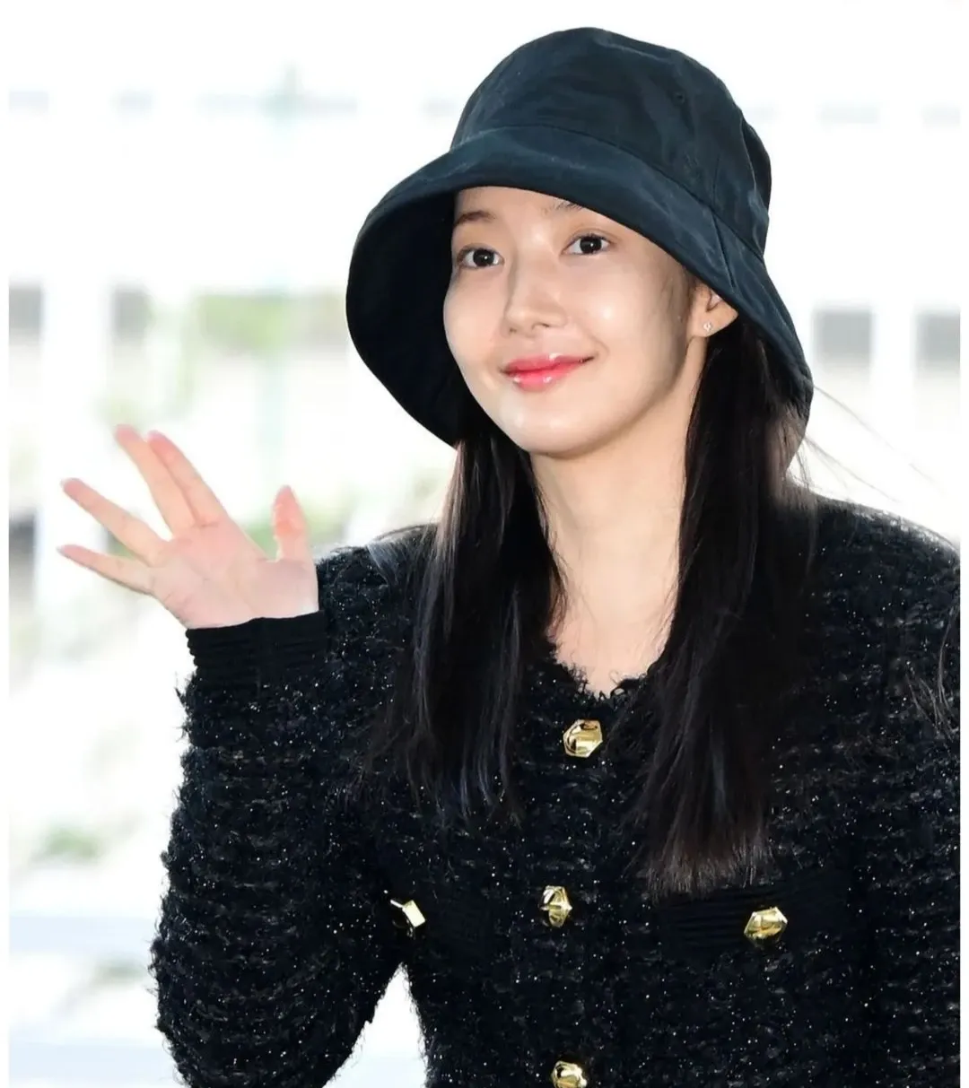 Behind-the-scenes cut of Park Minyoung
