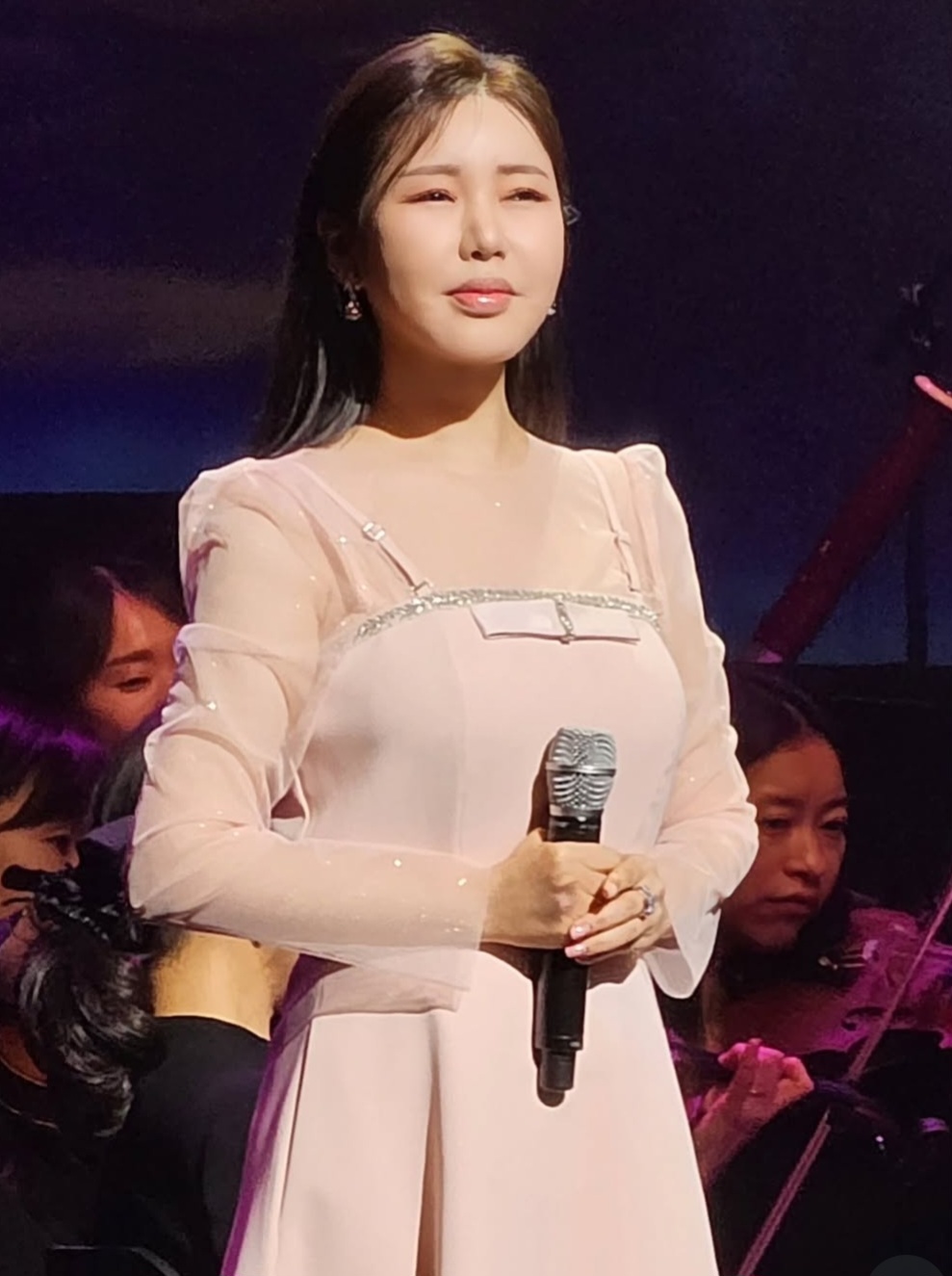 Behind-the-scenes cut of Song Gain