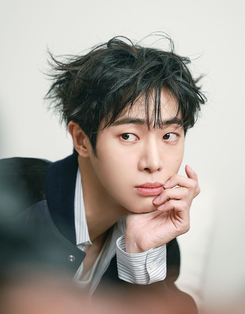 Behind-the-scenes cut of Choo Youngwoo